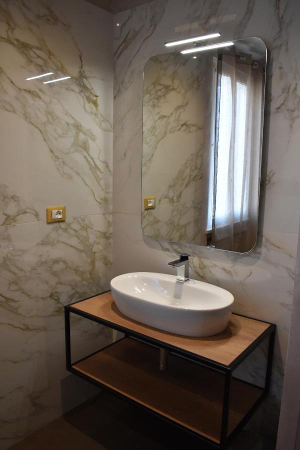 Garda Fantasy Apartment - JACUZZI Desenzano del Garda Bagian luar foto