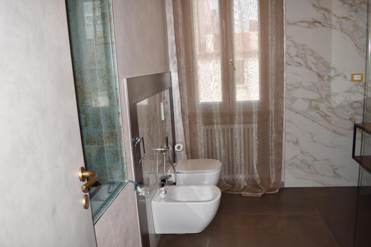 Garda Fantasy Apartment - JACUZZI Desenzano del Garda Bagian luar foto