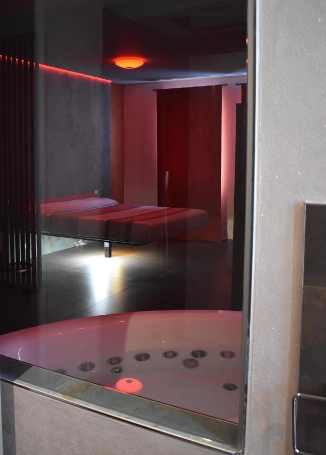Garda Fantasy Apartment - JACUZZI Desenzano del Garda Bagian luar foto