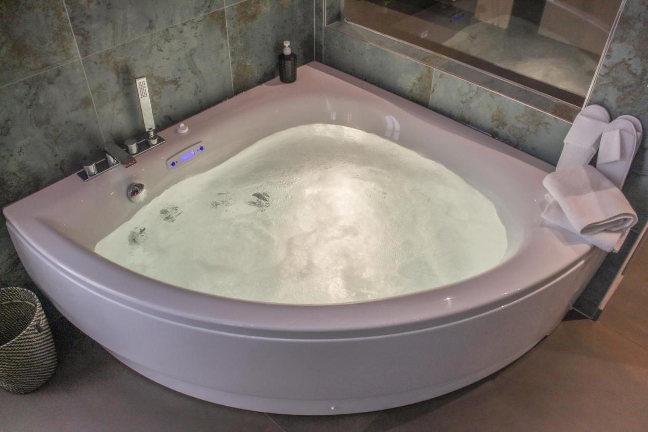 Garda Fantasy Apartment - JACUZZI Desenzano del Garda Bagian luar foto