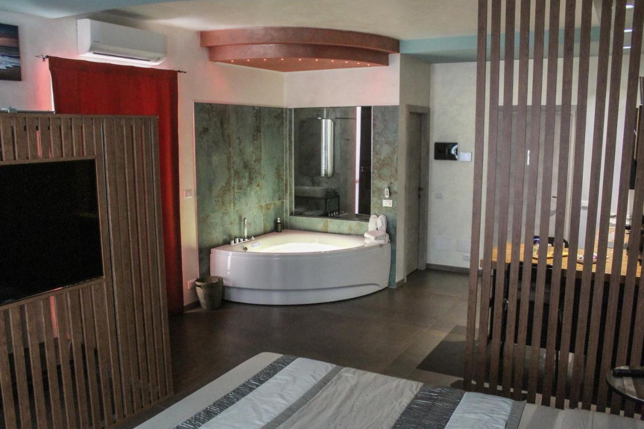 Garda Fantasy Apartment - JACUZZI Desenzano del Garda Bagian luar foto