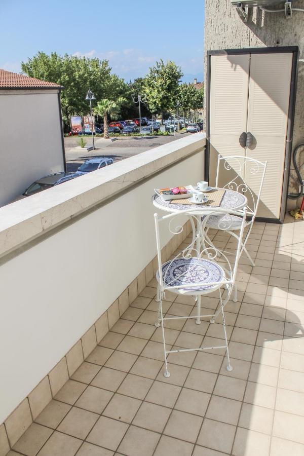 Garda Fantasy Apartment - JACUZZI Desenzano del Garda Bagian luar foto