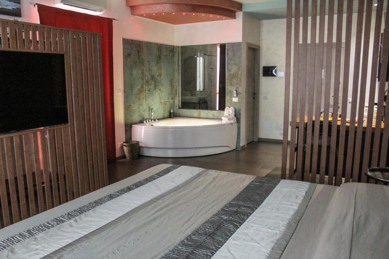 Garda Fantasy Apartment - JACUZZI Desenzano del Garda Bagian luar foto