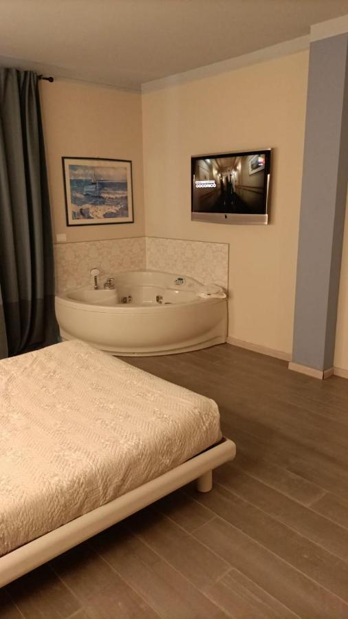Garda Fantasy Apartment - JACUZZI Desenzano del Garda Bagian luar foto