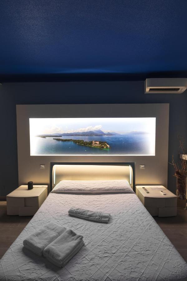 Garda Fantasy Apartment - JACUZZI Desenzano del Garda Bagian luar foto
