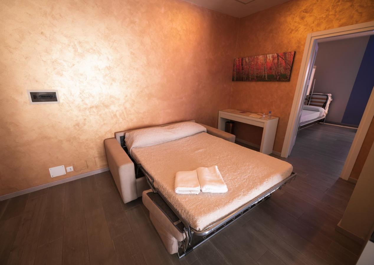 Garda Fantasy Apartment - JACUZZI Desenzano del Garda Bagian luar foto