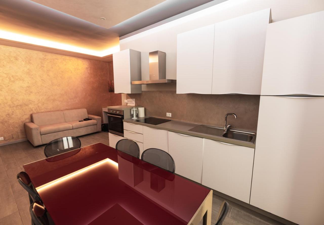 Garda Fantasy Apartment - JACUZZI Desenzano del Garda Bagian luar foto